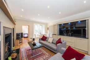 self catering , city centre apartment with Parking